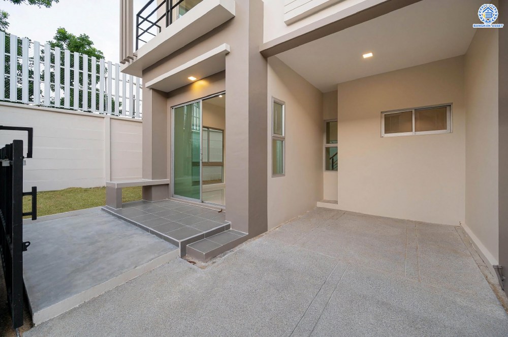 บ้านมือสอง โครงการ วิสต้าอเวนิว เพชรเกษม81 หลังมุม จาก SC Asset เนื้อที่กว้าง 31.7 ตร.ว. ฟังก์ชัน 3 ห้องนอน 2 ห้องน้ำ 1 ที่จอดรถ ราคาถูก และคุ้มค่าที่สุดในโครงการ! บนทำเลศักยภาพ เข้า-ออกหลายเส้นทาง อาทิ ถนนเพชรเกษม ถนนพุทธมณฑลสาย3 ใกล้รถไฟฟ้าสายสีน้ำเงิน(ส่วนต่อขยาย)